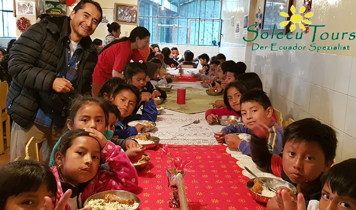 Diego und die Kinder beim Essen im Refugio de los Suenios