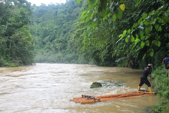 Abenteuerliche Floß-Fahrt über den Fluss