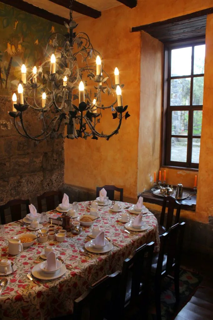 Frühstück am runden Tisch in der Hacienda San Agustin de Callo Frühstück am runden Tisch in der Hacienda San Agustin de Callo