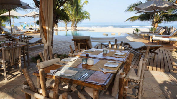 Frühstück und Mittagessen mit direkten Blick aufs Meer