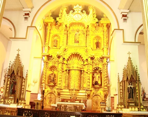 beeindruckender Goldaltar in der Kirche von San José