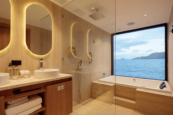 Badezimmer einer Suite des Galapagos Katamarans Hermes