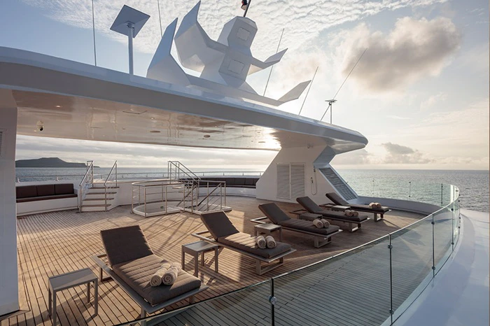 Sonnendeck des Katamarans Hermes