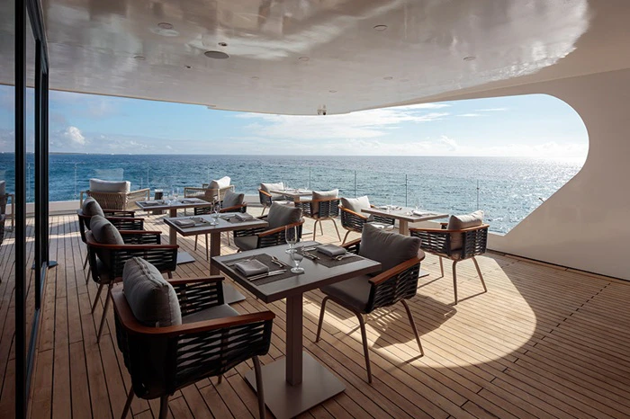 Al Fresco Restaurantbereich auf dem Katamaran Hermes