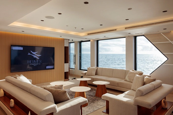 Briefing Bereich des Galapagos Katamarans Hermes