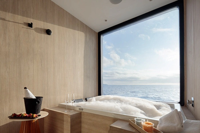Jacuzzi in einer Suite des Galapagos Katamarans Hermes