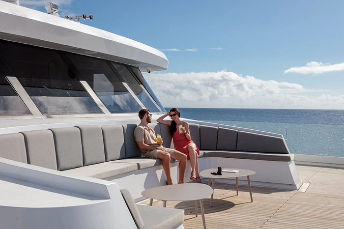 Oberes Deck mit komfortablen Sitzgelegenheiten