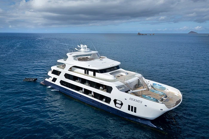 Galapagos Mega Katamaran Herms von schräg oben