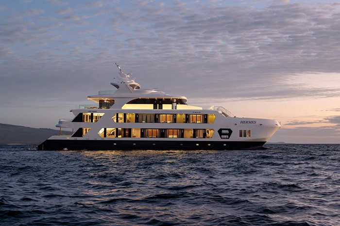 Hermes Galapagos Katamaran von der Seite