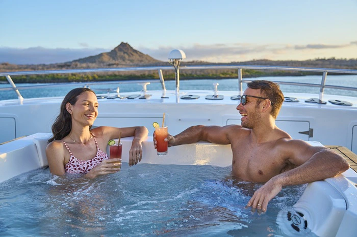 ein Paar im Jacuzzi auf dem Sonnendeck der Yacht Monserrat