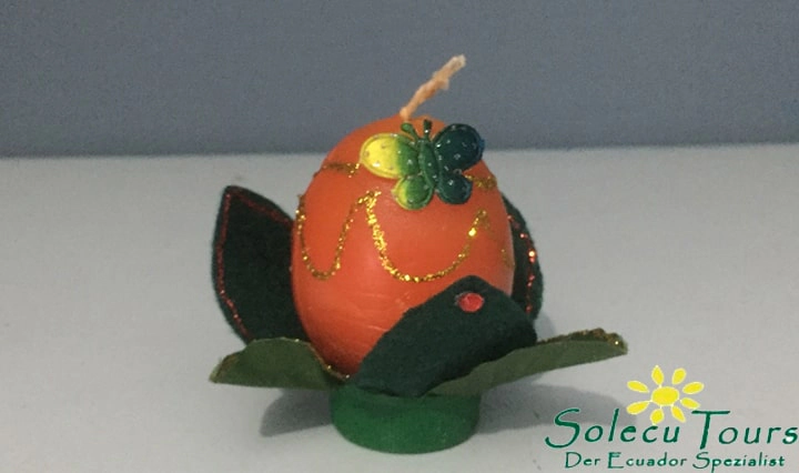 Weihnachtskerze, verziert von den Kindern der Refugio de los Suenos