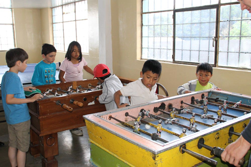 Da es keine Tischfußbälle gibt, spielen die Kinder mit Murmeln, Quito, Ecuador