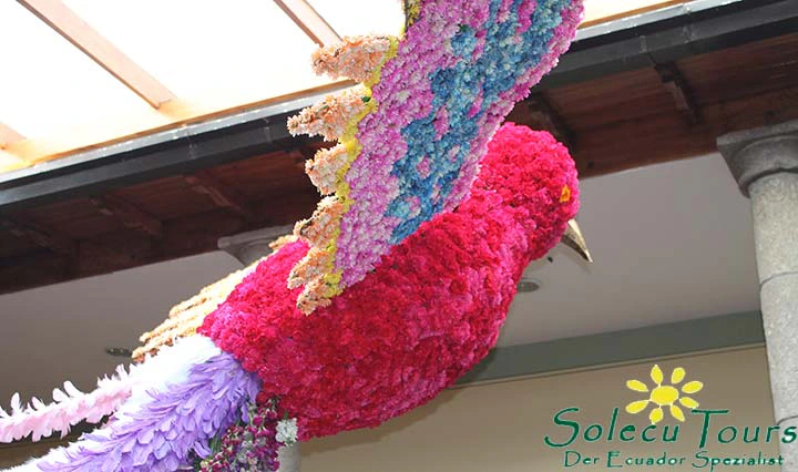 Kolibri aus Blumen an Fastnacht in Ambato