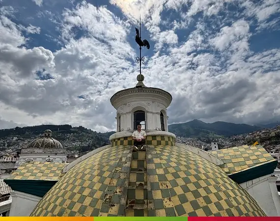 Besucher auf dem Dach der Kuppel der Kathedrale von Quito