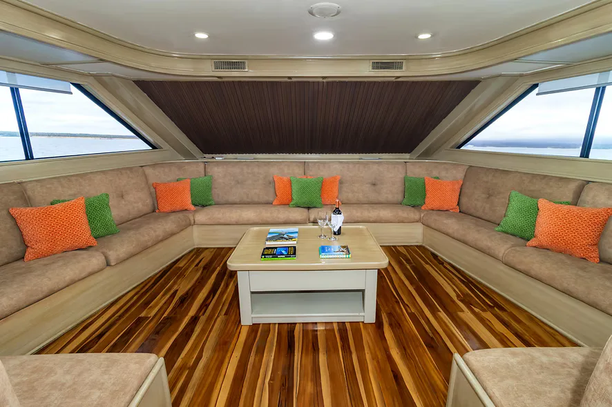 gemütliche Lounge der Motoryacht Letty