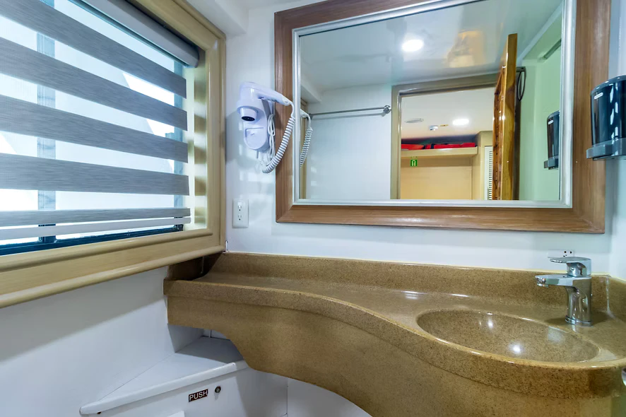 Badezimmer einer Kabine auf dem Oberdeck der Yacht Letty