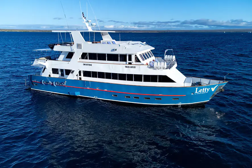 Yacht Letty von der Seite