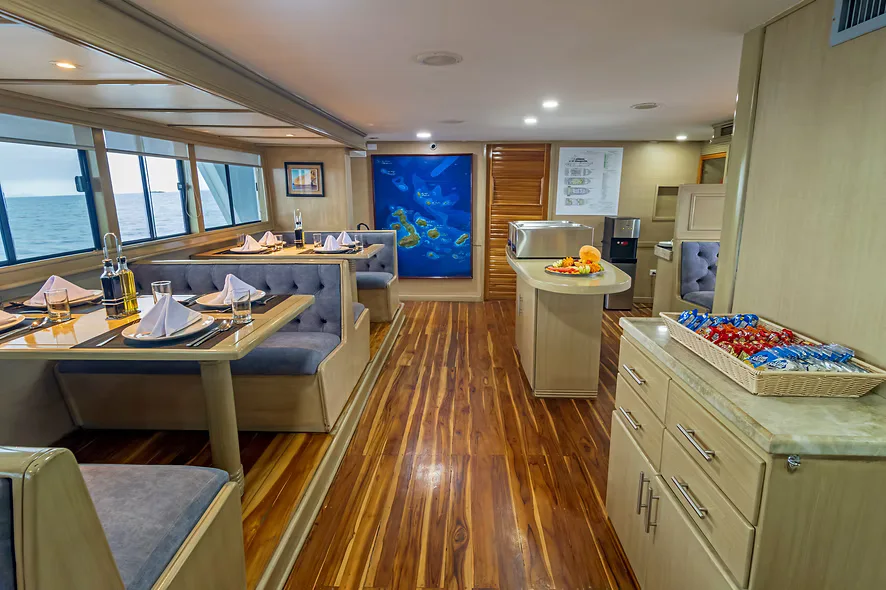 Speiseraum innen der Yacht Letty