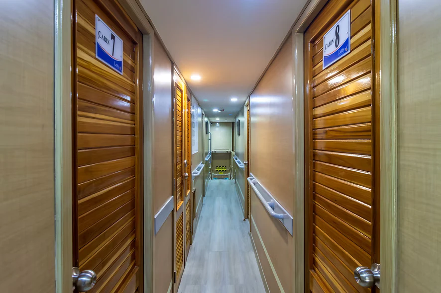 Gang zu den Kabinen im Unterdeck