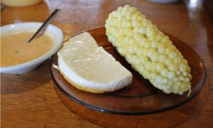 vegetarisches Essen in Ecuador: Käse Mais (choclo) und die scharfe Chilisoße Ají
