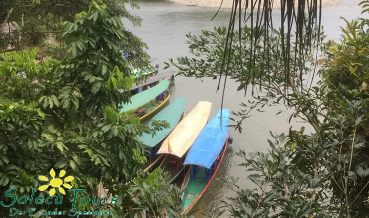 Boote in Misahualli auf dem Río Napo
