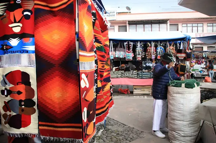 Stand mit Decken auf dem Markt von Otavalo