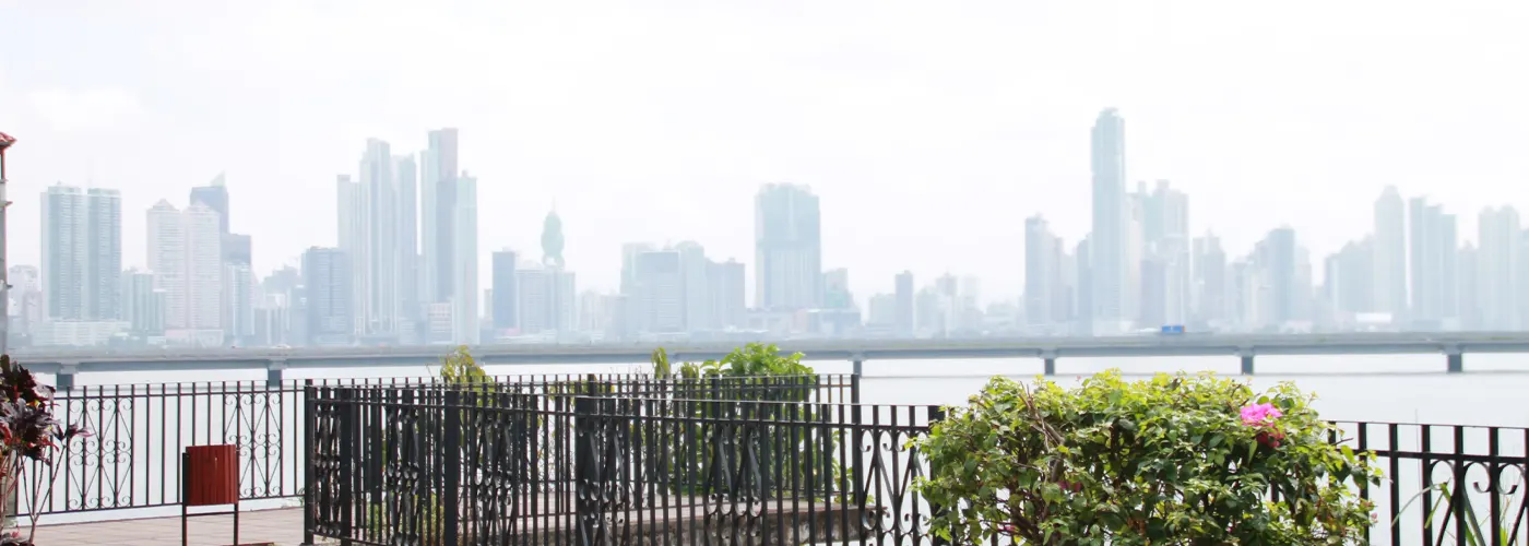 Skyline von Panama City über der Bucht, gesehen von einer begrünten Uferpromenade