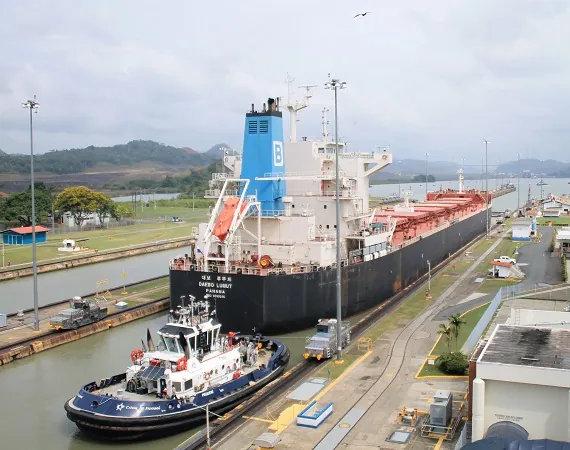 der Panamakanal mit einem Schiff in der Schleuse