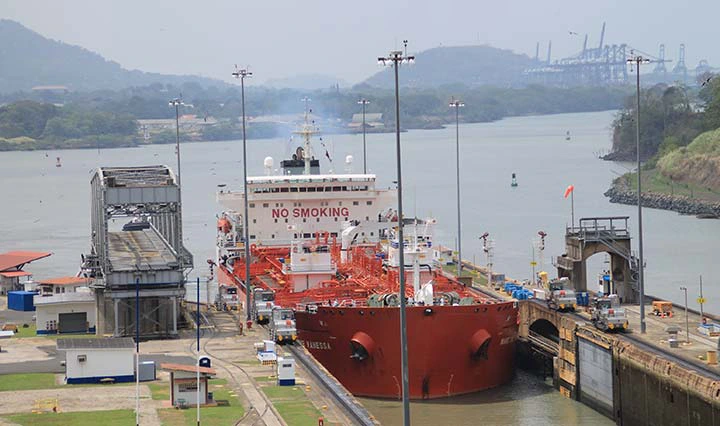 Frachtschiff im Panamakanal