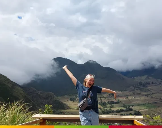 junge Frau am Pululahua Krater