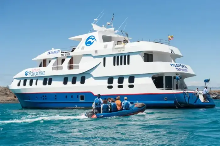 Schlauchboot vor natural paradise