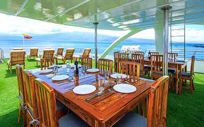 Speisebereich außen auf der Erste Klasse Galapagos Yacht Solaris