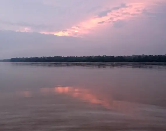 Sonnenaufgang über dem Fluss NApo