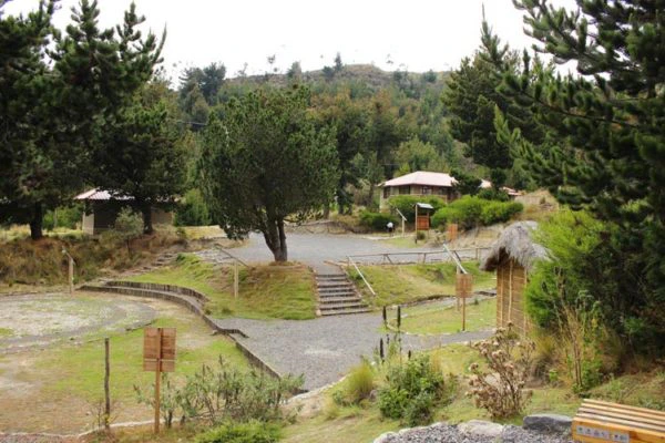 Tourismusprojekt Shalalá mit einfachen Unterkünften am Rand der Kraterlagune