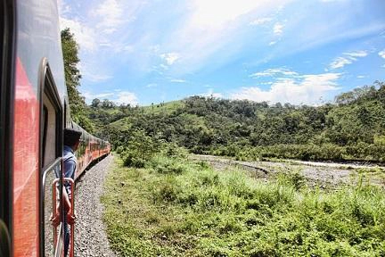 Zug Ecuador an der Küste