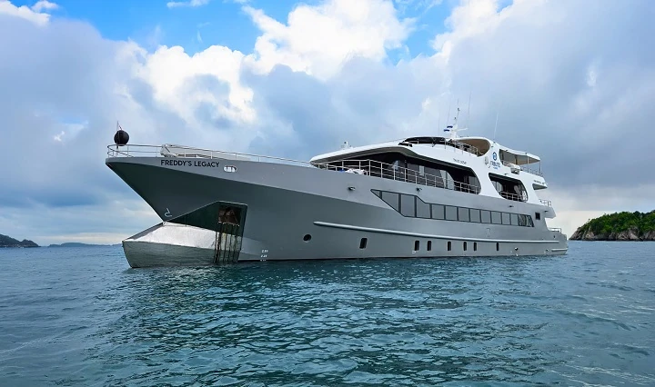 Tribute Yacht Galapagos von außen