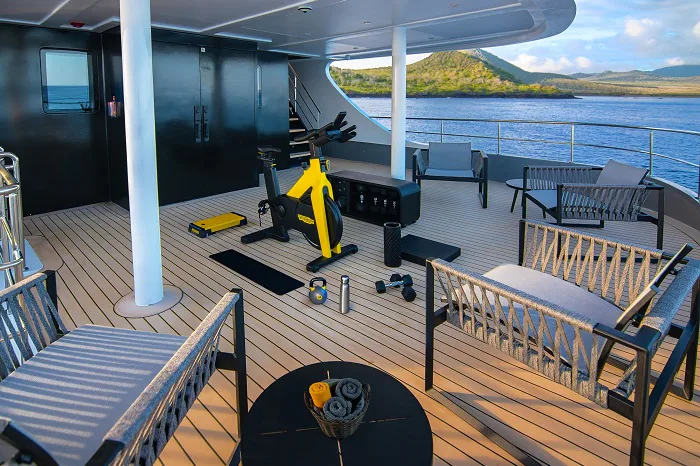 Fitnessgeräte auf dem Oberdeck der Galapagos Yacht Tribute