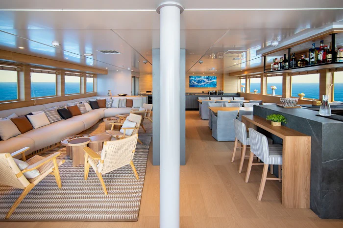 gemütliche Sitzecken in der Lounge der Yacht Tribute