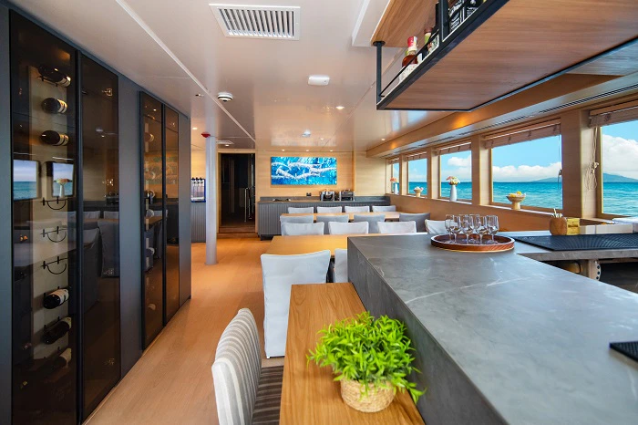 Barbereich der Lounge der Galapagos Yacht Tribute