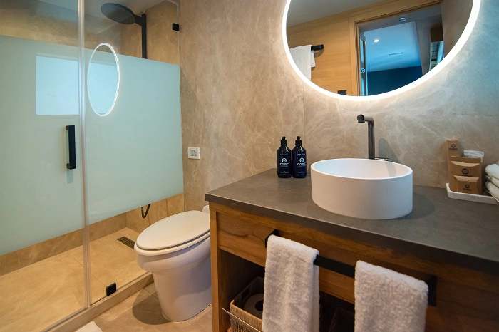 Badezimmer der Panoramasuite der Yacht Tribute
