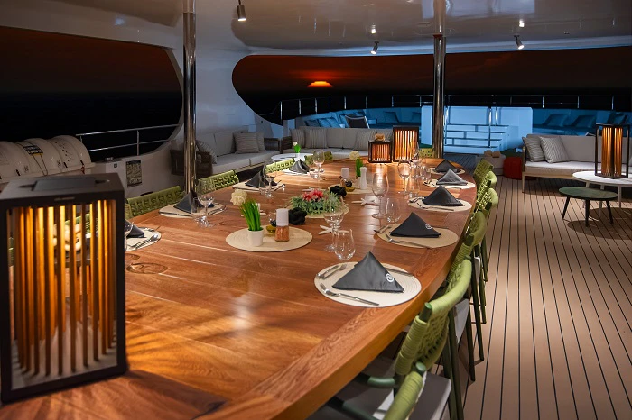 Yacht Tribute Restaurantbereich im Freien