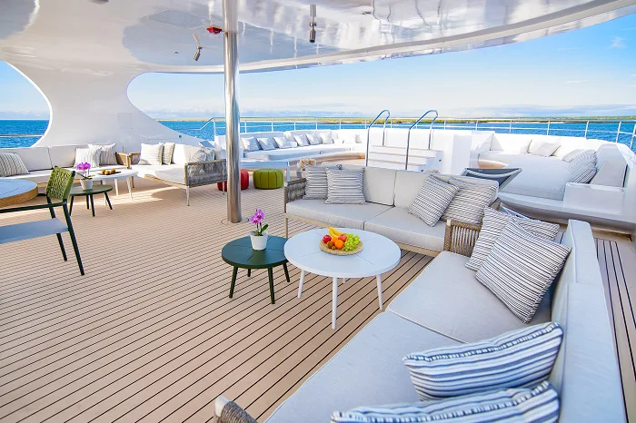 überdachte Panoramalounge der Galapagos Yacht Tribute