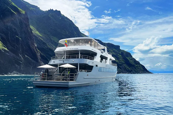 Heckansicht der Yacht Galapagos Tribute