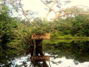 Angekommen an der Cuyabeno Lodge Willkommensschild der Cuyabeno Lodge