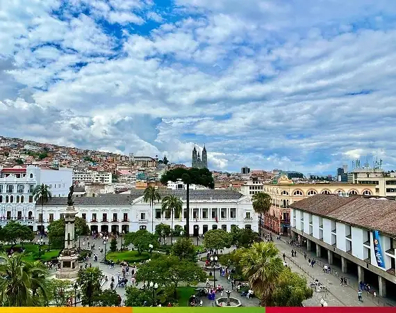 Genießen Sie die Aussicht über die Stadt von der Kuppel der Kathedrale von Quito