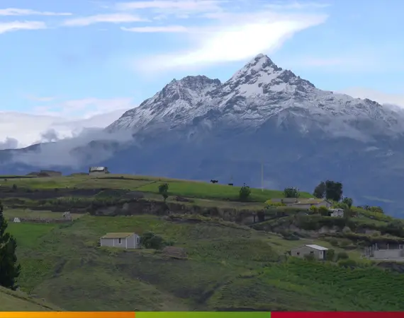 Schneebedeckte Gipfel der Iliniza Vulkane – Vulkane in Ecuador mit Blick auf ländliche Andenlandschaft