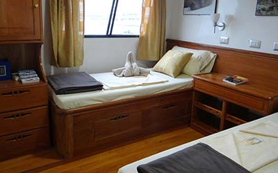 Zweibettkabine der Galapagos Yacht Angelito