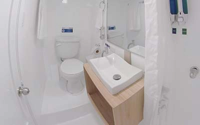 Bad der Galapagos Tauchyacht Aqua