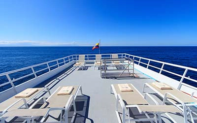 Sonnendeck der Galapagos Tauchyacht Aqua
