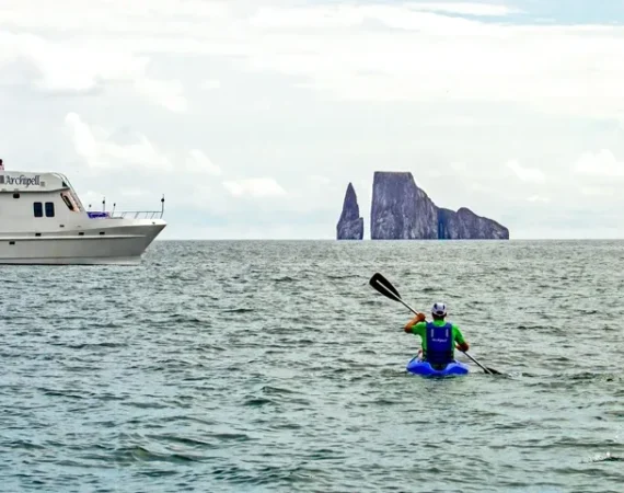 archipel I kayak kicker rock banner